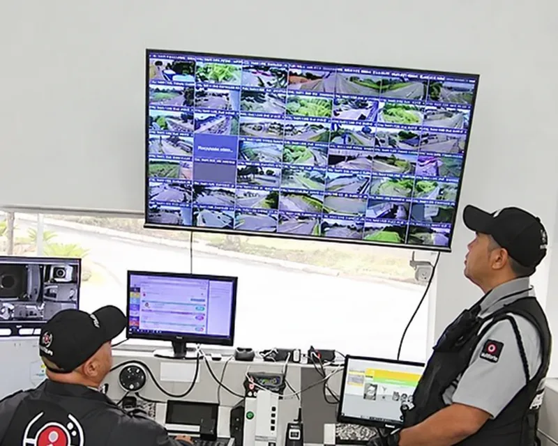 Equipe da Multiforte na sala de monitoramento com câmeras